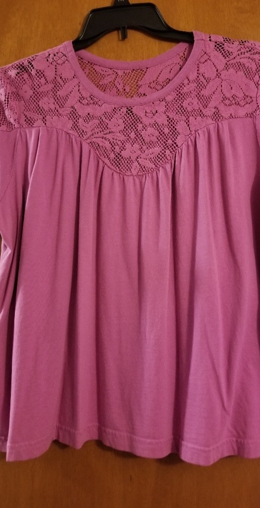 Short-sleeved tee with lace neckline